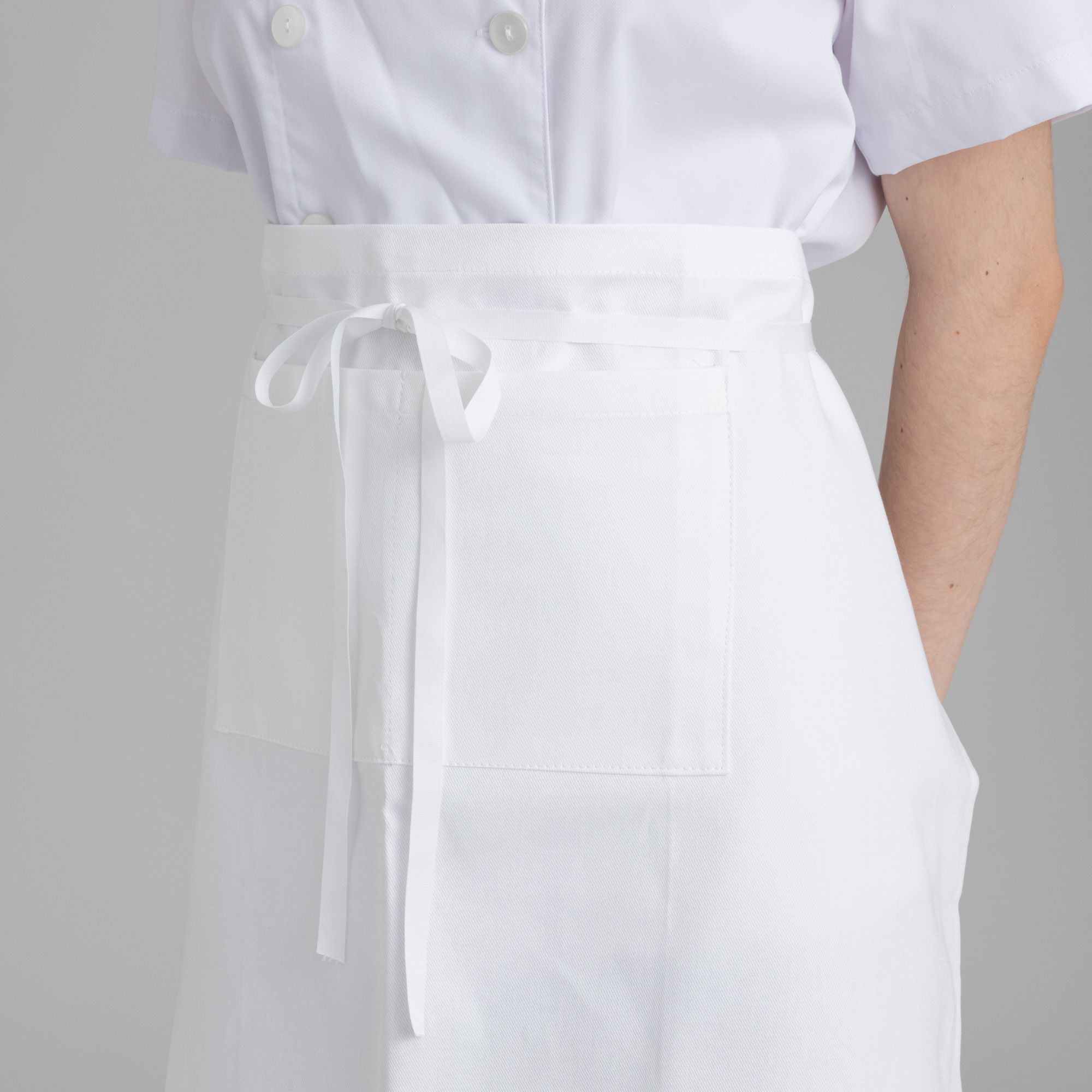 Delantal de cocina corto con bolsillos blanco CONFECCIONES ESTE - OFERTA 2X1 - Imagen 2
